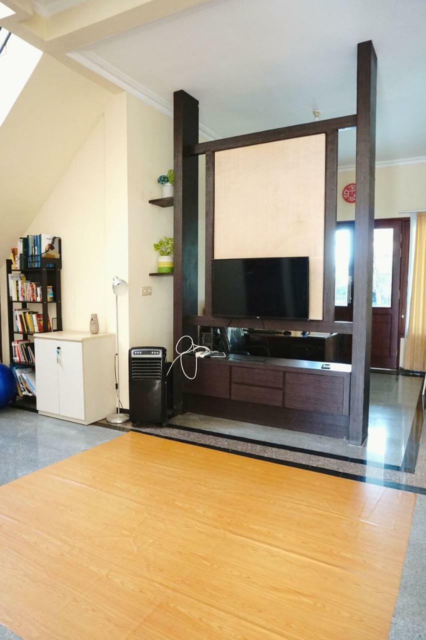 Green Surabaya Homey Exterior foto